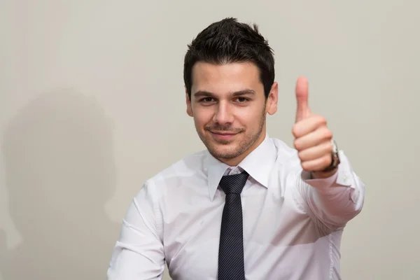 Jonge zakenman uitvoerend heeft de duim omhoog — Stockfoto