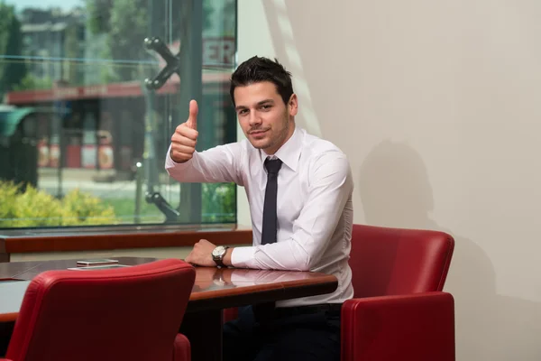 Hombre de negocios sonriente con el pulgar hacia arriba —  Fotos de Stock