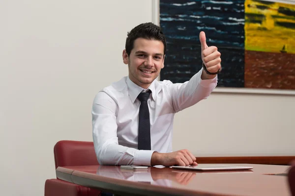 Hombre de negocios sonriente con el pulgar hacia arriba —  Fotos de Stock