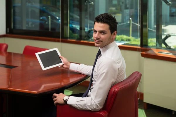 Geschäftsmann macht Pause mit seinem Computer — Stockfoto