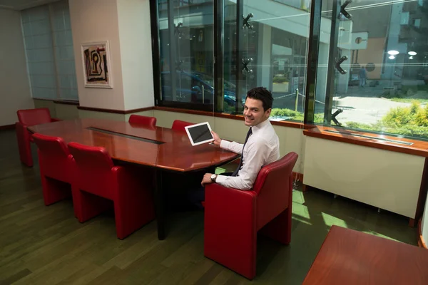 Ung man som arbetar på touchpad i office — Stockfoto