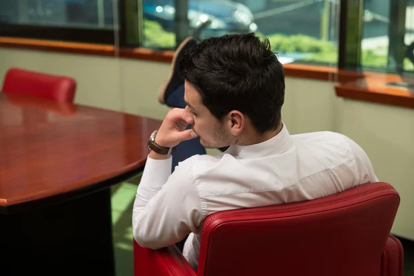 Zakenman ontspannen op de stoel van het Bureau — Stockfoto