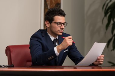 Bir sözleşme imzalamadan Office masada oturan işadamı