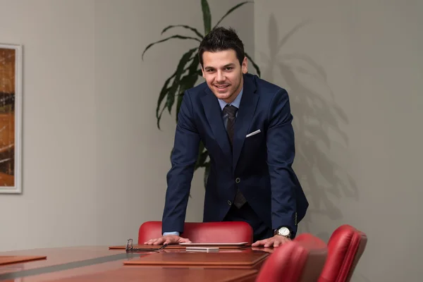 Joven hombre de negocios guapo en traje azul — Foto de Stock