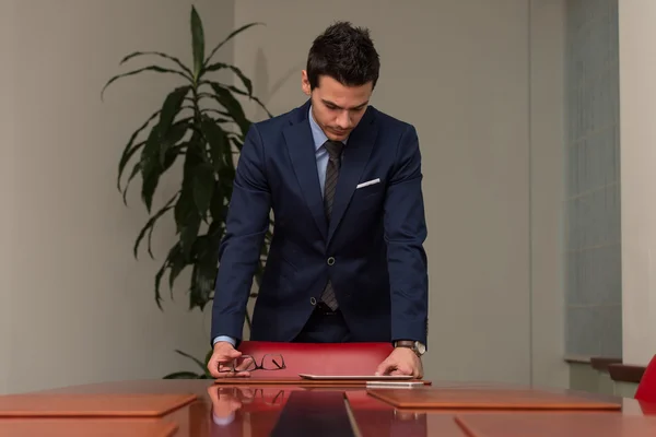 Beau jeune homme d'affaires portrait dans son bureau — Photo