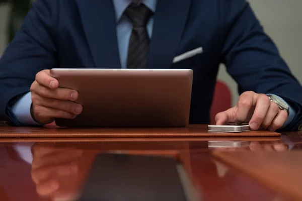 Primer plano de los hombres de negocios que utilizan Touchpad —  Fotos de Stock