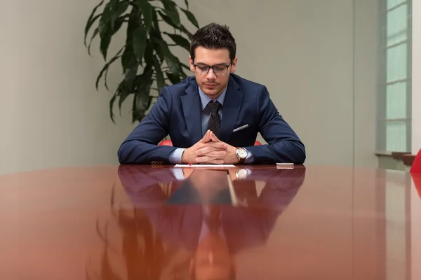 Empresario trabajando con documentos en la oficina — Foto de Stock