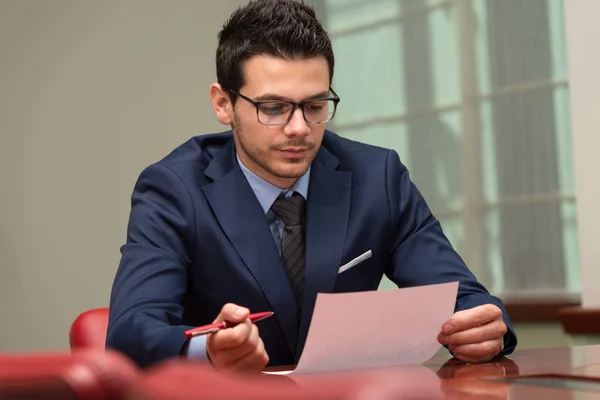 Businessman Working With Documents In The Office — Stock Photo, Image