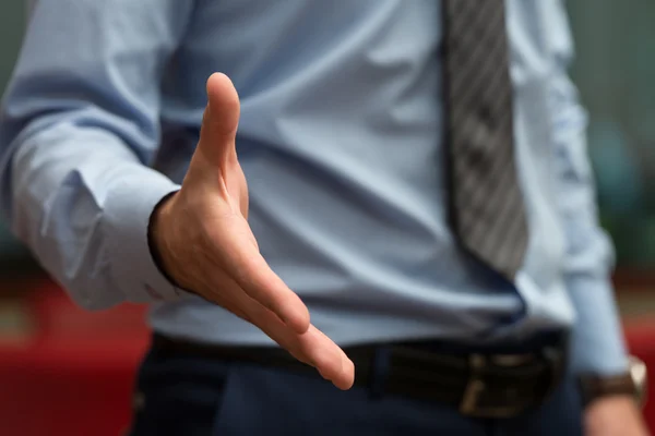 Affärsman sträcker ut handen för att skaka — Stockfoto