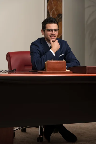 Homem de negócios sorrindo olhando para a câmera com confiabilidade — Fotografia de Stock