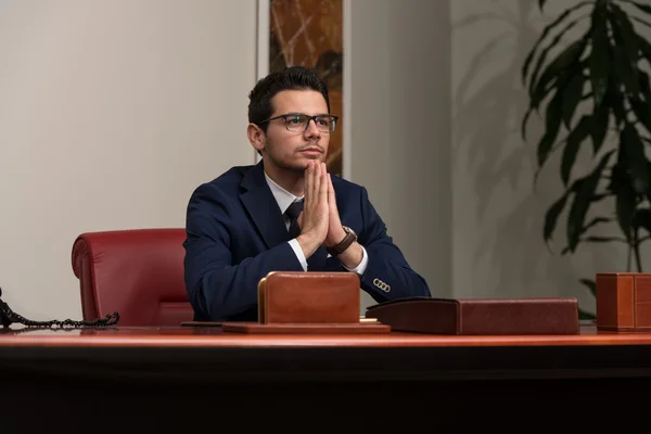 Joven hombre de negocios guapo en traje azul — Foto de Stock