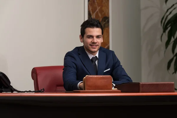 Knappe jonge zakenman portret in zijn kantoor — Stockfoto