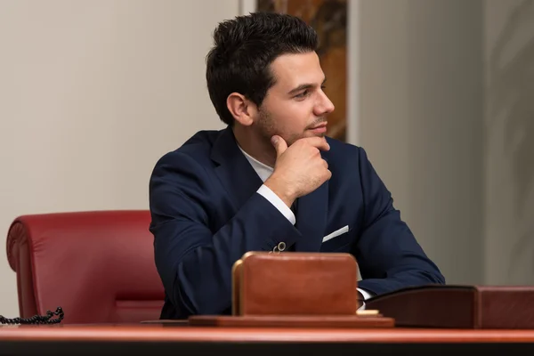 Joven hombre de negocios guapo en traje azul — Foto de Stock