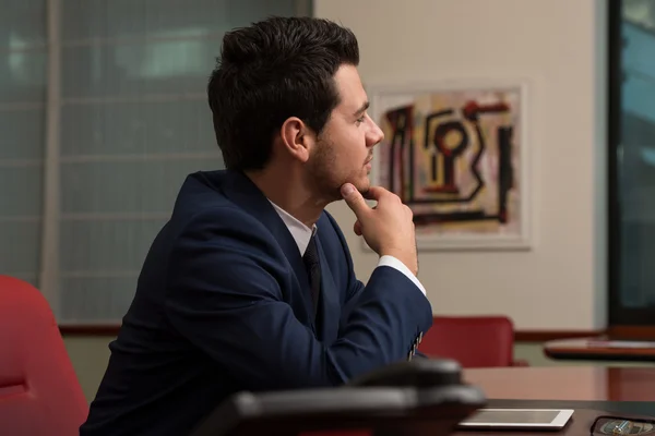 Beau jeune homme d'affaires portrait dans son bureau — Photo