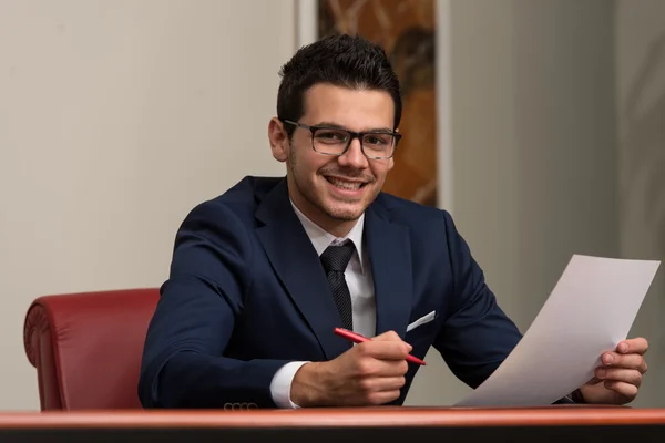 Empresario trabajando con documentos en la oficina —  Fotos de Stock