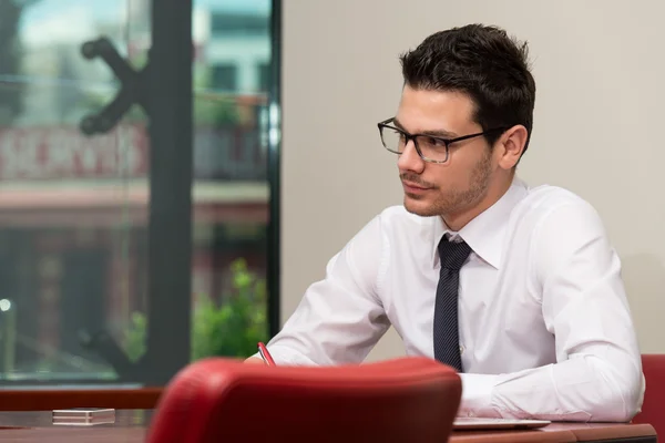 Empresario trabajando con documentos en la oficina — Foto de Stock