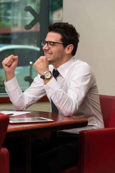 Hombre de negocios exitoso con los brazos en la oficina —  Fotos de Stock
