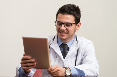genç bir doktor ofisinde touchpad üzerinde çalışıyor