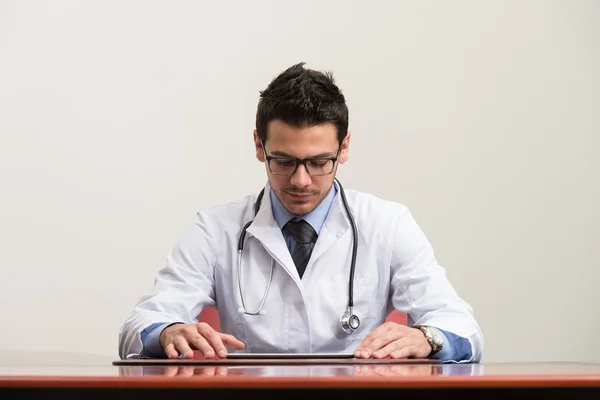 Jeune médecin au travail — Photo