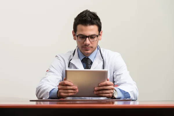 Läkare på en brytning med sin dator — Stockfoto