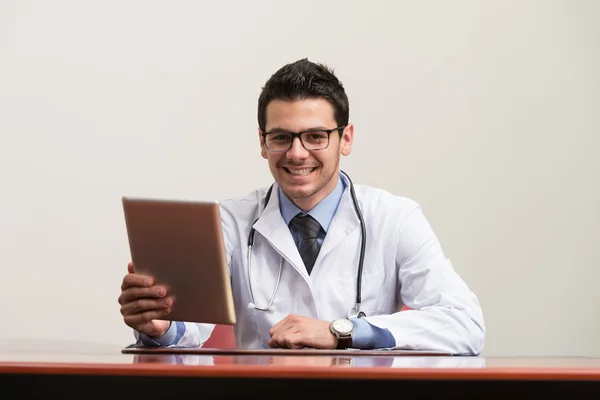 Γιατρός σε ένα διάλειμμα με το touchpad — Φωτογραφία Αρχείου