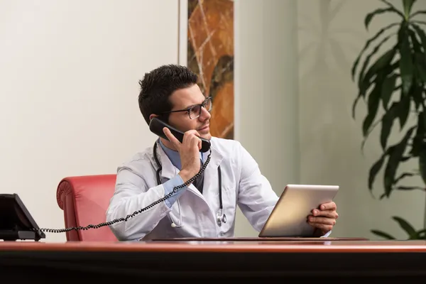 Ofis telefonuyla konuşan doktor — Stok fotoğraf