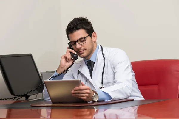 Junge Ärztin am Telefon — Stockfoto
