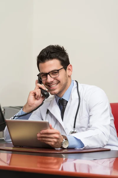 Unga läkare på telefon — Stockfoto