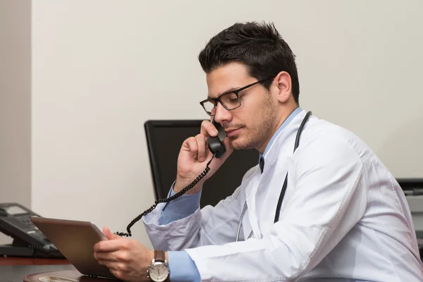 Junge Ärztin am Telefon — Stockfoto