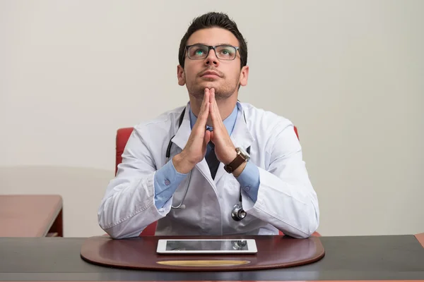 Jovem Doutor Homem com problemas no escritório — Fotografia de Stock