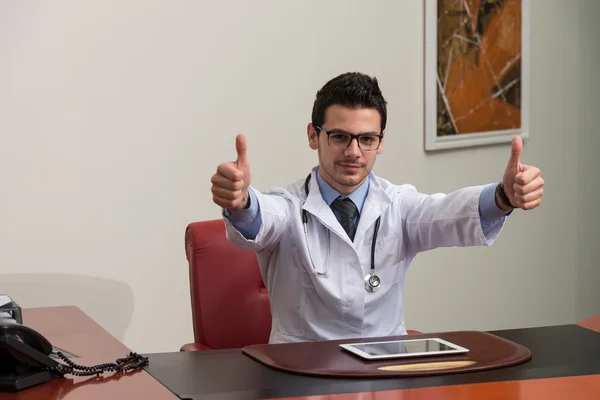Läkare visar ok tecken med tummen — Stockfoto
