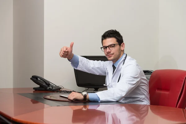 Glad läkare tummen upp tecken — Stockfoto