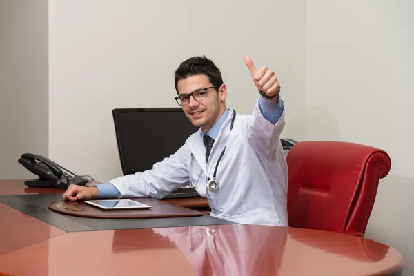 Joven médico ejecutivo tiene el pulgar hacia arriba —  Fotos de Stock