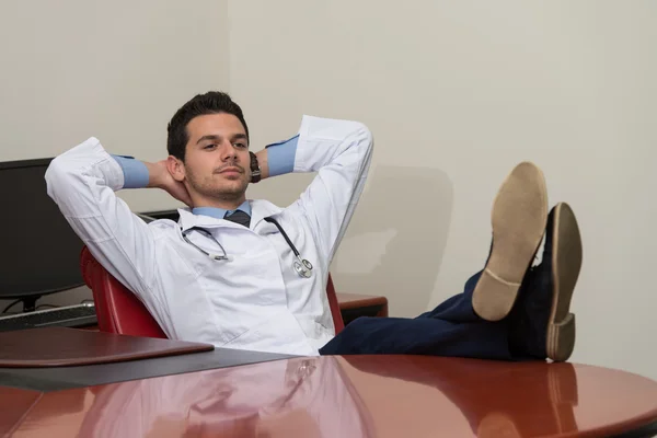Γιατρός χαλαρώνοντας σε καρέκλα γραφείου — Φωτογραφία Αρχείου