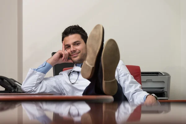 Guapo doctor having corto descanso —  Fotos de Stock