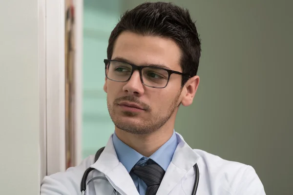 Jeune professionnel de la santé caucasien — Photo