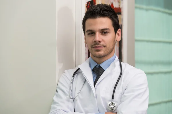 Joven profesional caucásico de la salud — Foto de Stock