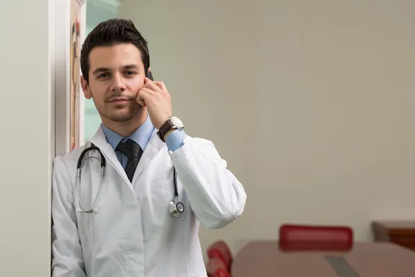 Jonge dokter op de telefoon — Stockfoto