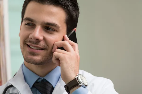 Unga läkare på telefon — Stockfoto