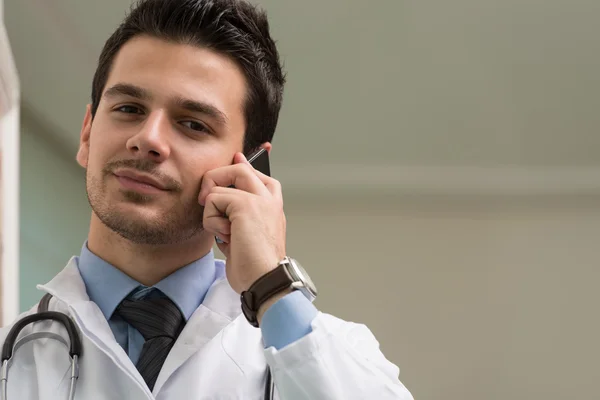 Jovem médico ao telefone — Fotografia de Stock