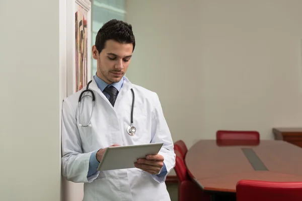 Junge Ärztin arbeitet im Büro an Touchpad — Stockfoto