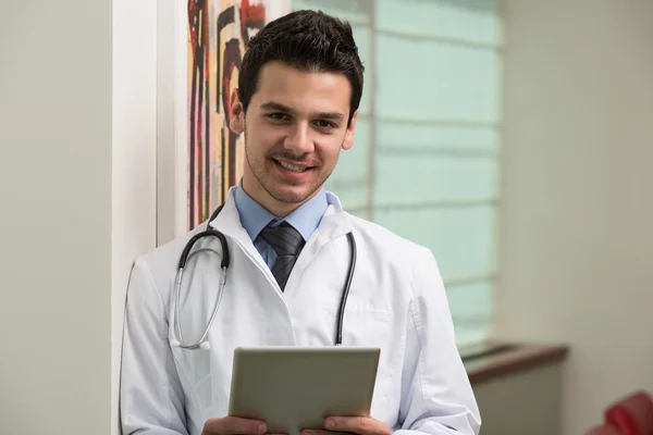 Arzt macht Pause mit seinem Touchpad — Stockfoto