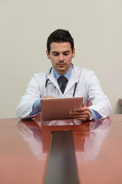 Doctor en un descanso con su computadora — Foto de Stock