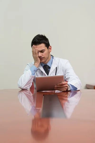 Doctor teniendo estrés en la oficina —  Fotos de Stock