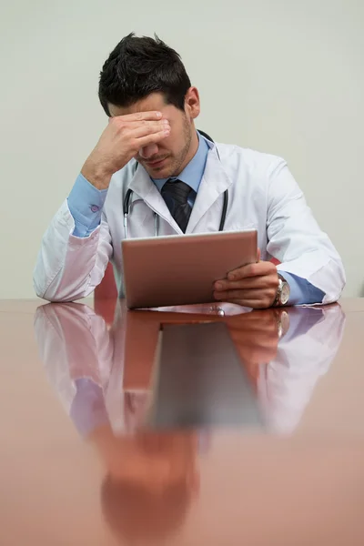 Jeune docteur homme avec des problèmes dans le bureau — Photo