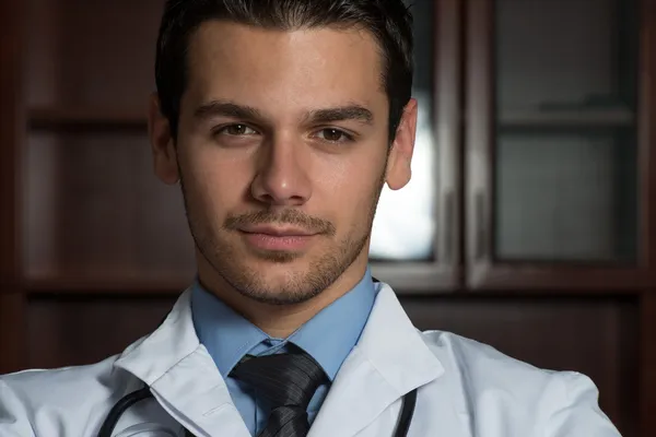 Retrato de joven médico masculino —  Fotos de Stock