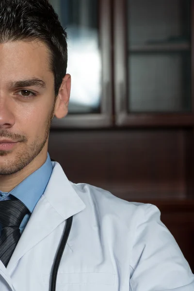 Porträtt halva ansiktet av unga läkare — Stockfoto