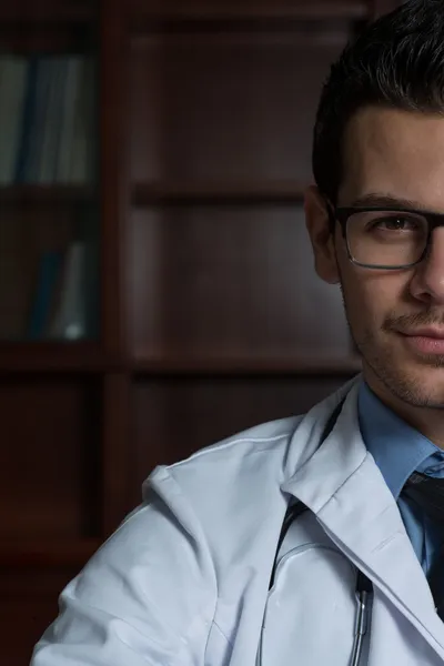 Portrét polovinu tváře mladého lékaře — Stock fotografie