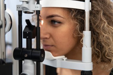 Kadının göz testi optometrist tıbbi ofis ile yapması