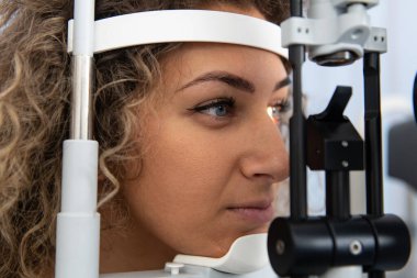 Erkek Doktor Oftalmolog Modern Klinikteki Genç Kız 'ın Göz Görüsünü Kontrol Ediyor